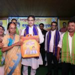 পুজোর আনন্দ ভাগ করে নেওয়ার আহ্বান মুখ্যমন্ত্রীর, ২০ নম্বর ওয়ার্ডে বস্ত্র বিতরণ