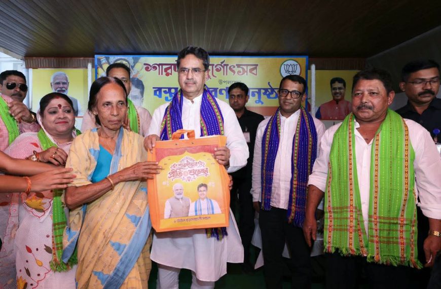 পুজোর আনন্দ ভাগ করে নেওয়ার আহ্বান মুখ্যমন্ত্রীর, ২০ নম্বর ওয়ার্ডে বস্ত্র বিতরণ