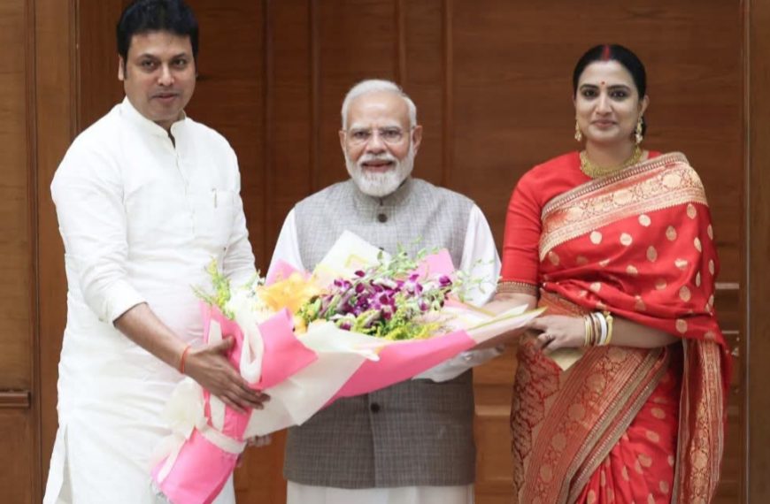 প্রধানমন্ত্রীর সঙ্গে সাক্ষাৎ করে আশীর্বাদ নিলেন সস্ত্রীক বিপ্লব কুমার দেব