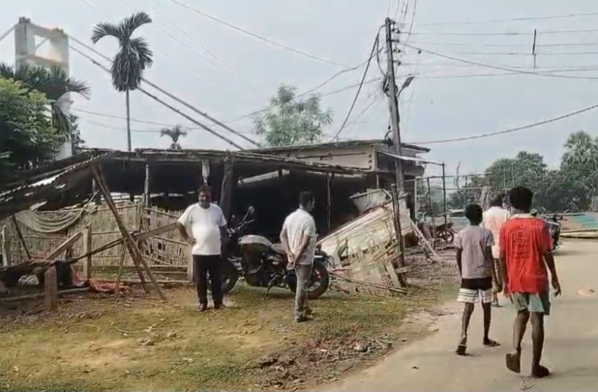 বুলডোজারে গুঁড়িয়ে দেওয়া হলো বিজেপি নেতার দোকান, সোনামুড়া নগর পঞ্চায়েতের বিরুদ্ধে বিস্ফোরক অভিযোগ